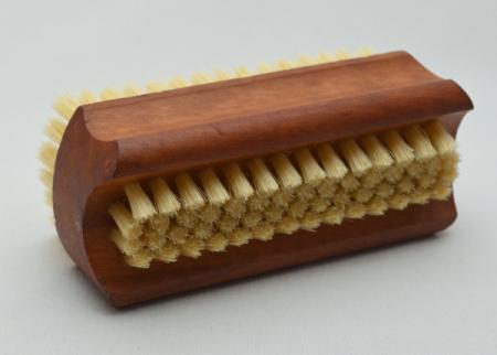 Handwaschbürste Birnbaumholz mit Griffmulden. 6 und 4 Reihen helle Naturborsten.